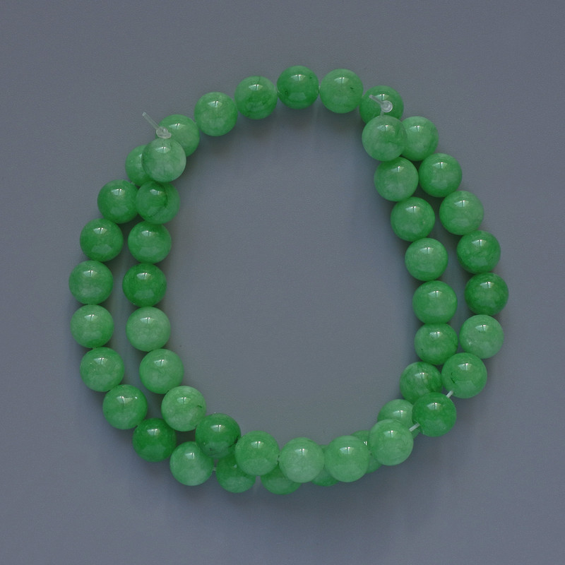 Chrysoprase Beads (chunk) smooth spheres, diameter 8.5 mm ±, thread length 38 cm ±</s> on thread