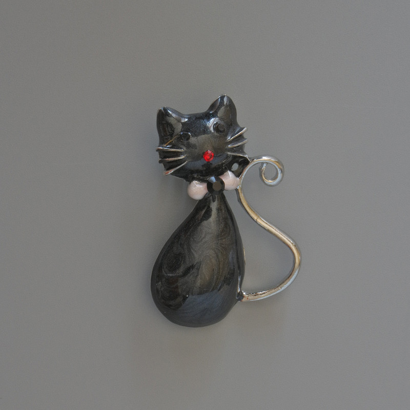Cat Brooch Pendant, Grey Mother-of-Pearl Enamel with Glitter, Rhinestones, Silver-Tone Metal, 25x39mm