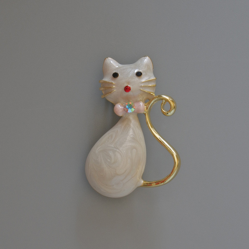 Cat Brooch Pendant, White Mother-of-Pearl Enamel with Glitter, Rhinestones, Gold-Tone Metal, 25x39mm