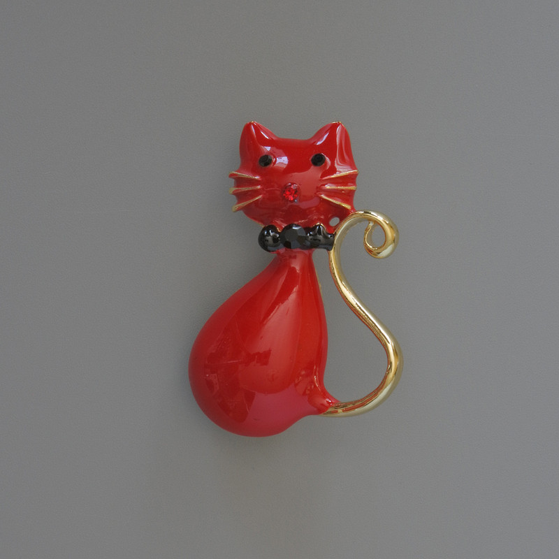 Kitten Brooch Pendant, Red Enamel, Rhinestones, Gold-Tone Metal 25x39mm