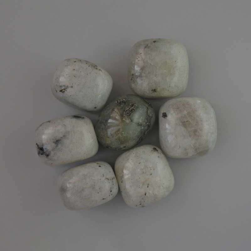 Souvenir Natural Stone Labradorite Tumbled, diameter 23x21mm (+/-) 100g pack