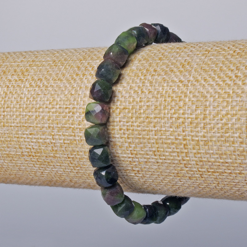 Zoisite Bracelet, natural stone faceted cube, diameter 7mm+/-, length 18cm+/- (stretch)