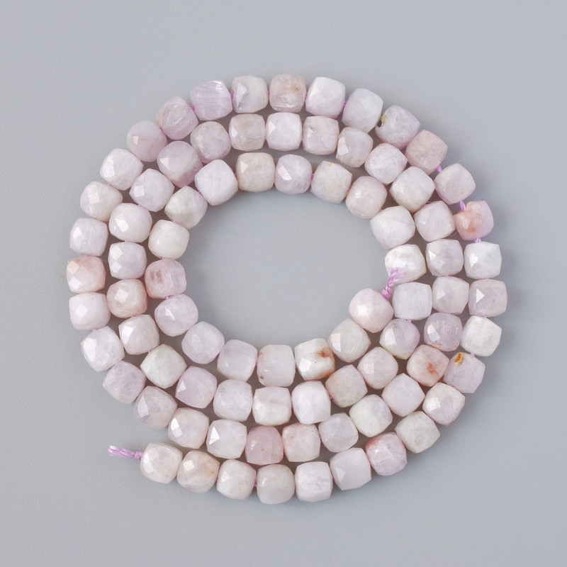 Kunzite Beads natural gemstone faceted cube, diameter 4–5 mm, length 39 cm on thread