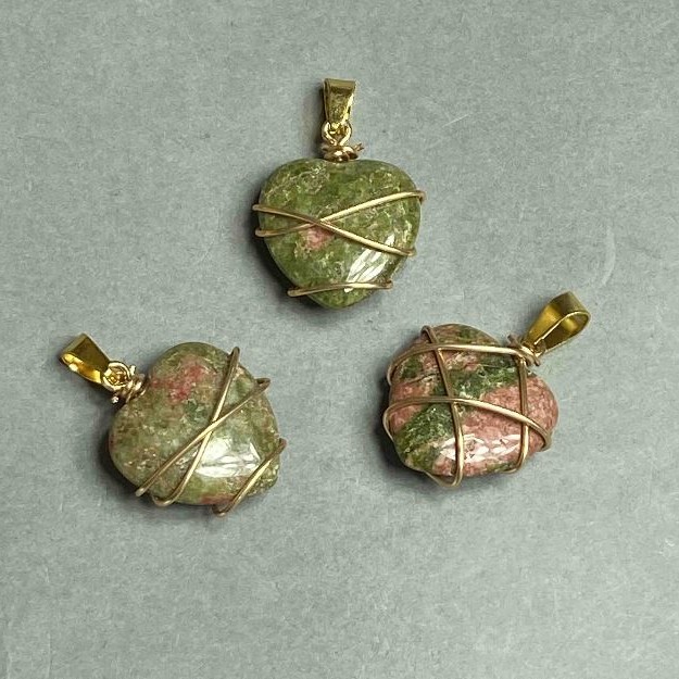 Pendant "Heart" Bloodstone Jasper in Gold-Tone Wire Wrap, diameter 20x20mm+-, length 30mm+
