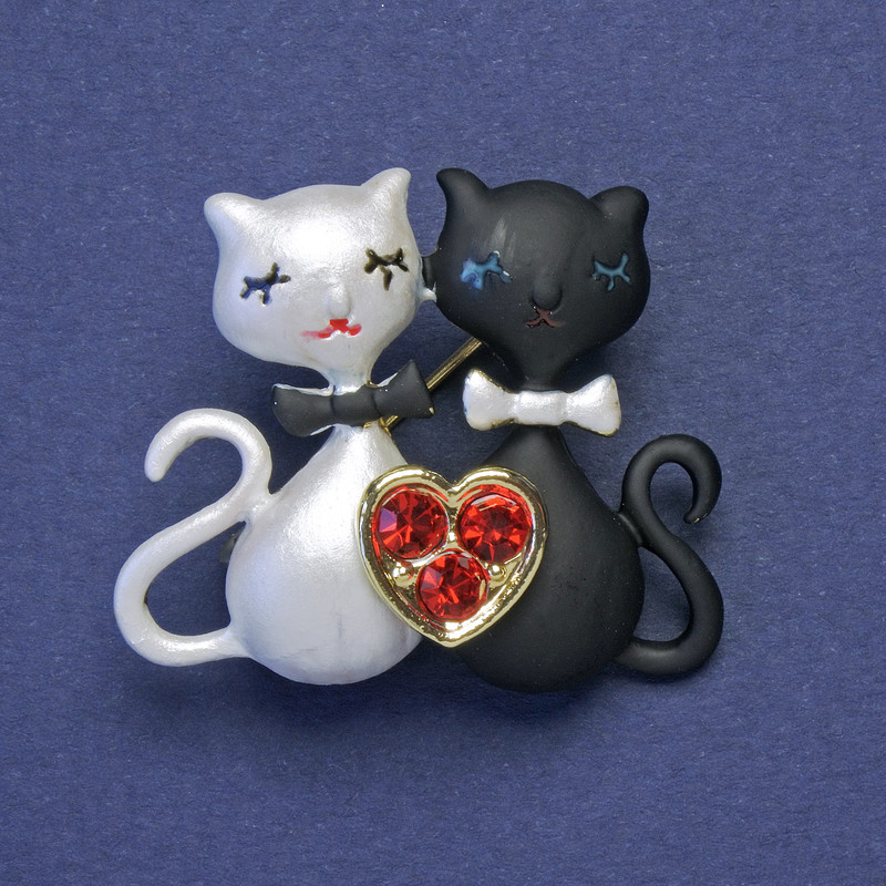 Cats in Love Brooch, black and white enamel, red rhinestones, gold-tone metal, 28x33mm+