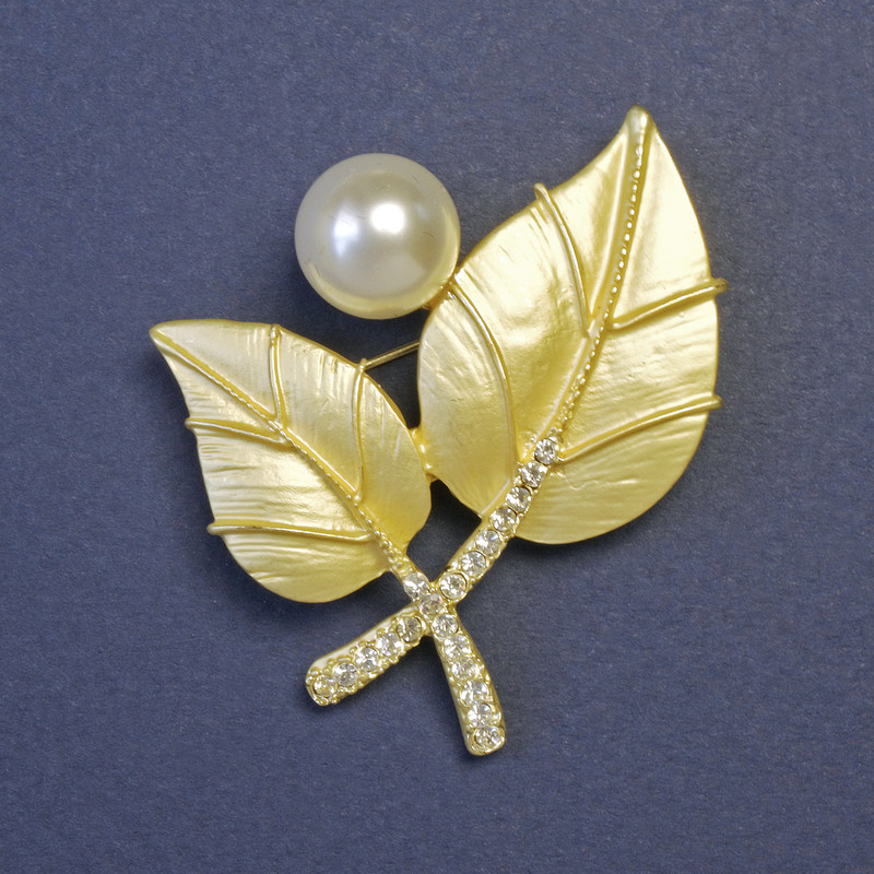 Leaves Brooch with White Pearl (Acrylic) 45x40mm+/- Gold-Tone Metal