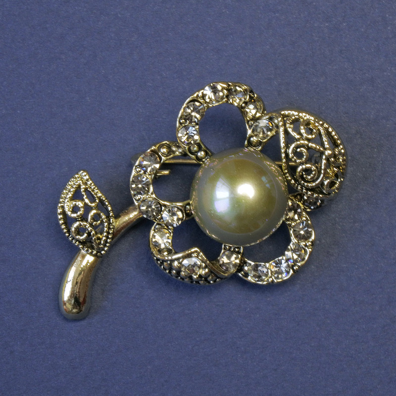 Flower Brooch with Grey Pearl and Rhinestones 48x30mm+/- Gold-Tone Metal