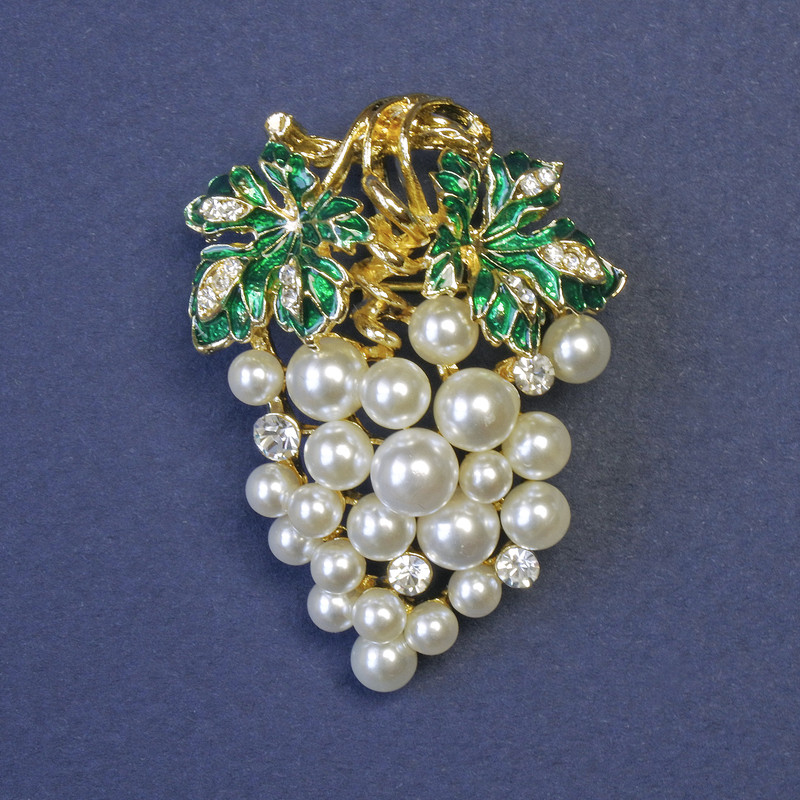 Brooch Pendant Grape Bunch with White Pearls 45x30mm+/- green enamel gold-tone metal