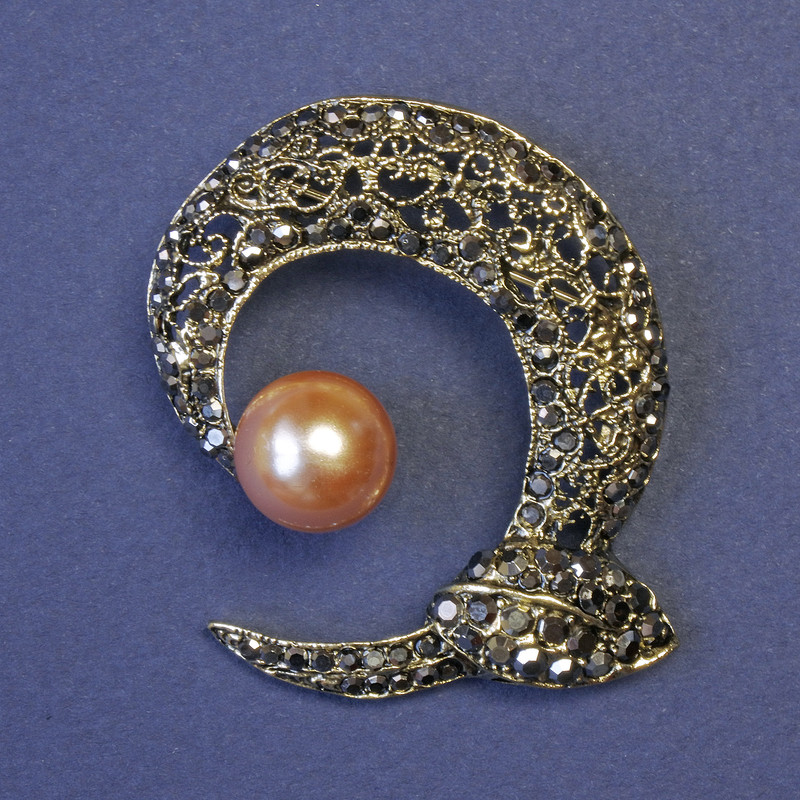 Accent Brooch with Brown Pearl and Grey Rhinestones 45x48mm+/- Bronze Metal