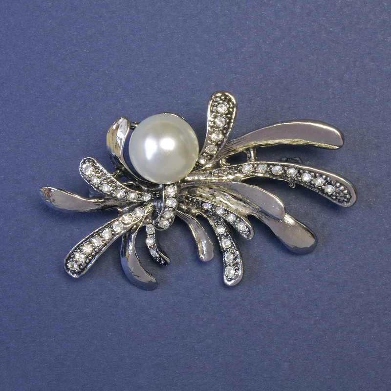 Accent Brooch with White Pearl and White Rhinestones 35x55mm+- Silver-Tone Metal