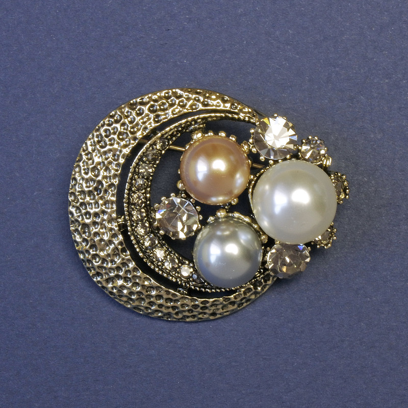 Accent Brooch, Crescent Moon with Pearls (Faux) 35x40mm+- Gold-Tone Metal