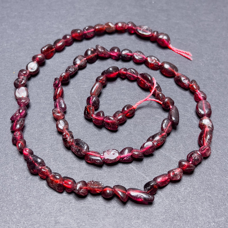 Garnet Beads on Thread, Tumbled, Diameter 5x4mm+/-, Length 40cm+