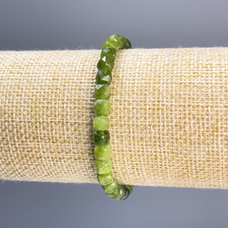 Jadeite Bracelet, Faceted Cube, Diameter 5mm+/-, Length 18cm Stretch