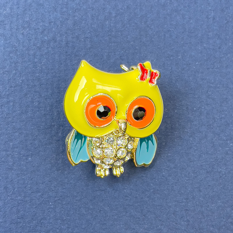 Owl Brooch Pendant White Rhinestones Yellow and Light Blue Enamel Gold-Tone Metal, diameter approx. 20mm, length 25mm+