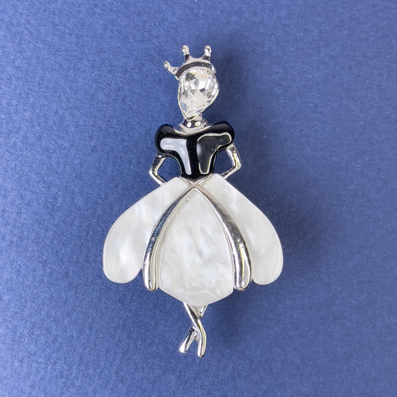 "Princess" Brooch-Pendant, Pearlescent Colour, silver-tone metal, 50x28mm+/-, white crystal