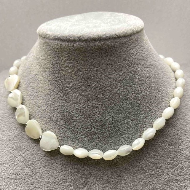 Choker Mother-of-Pearl Grains, size 5.5x9mm+-, heart 12x12x4mm+, silver-toned metal, length 35-42cm+- with extension chain
