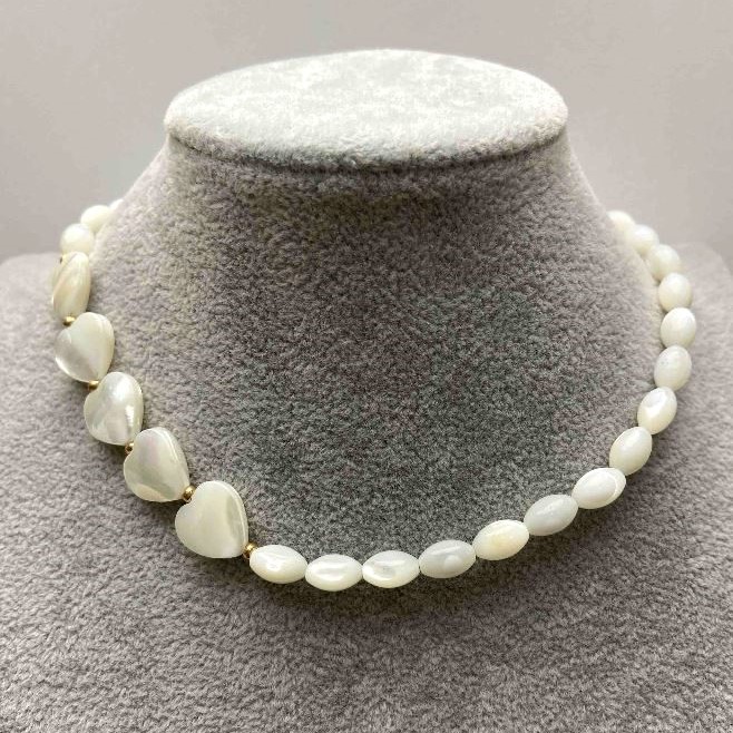 Choker Mother-of-Pearl Grains, size 5.5x9mm+-, heart 12x12x4mm+, gold-toned metal, length 35-40cm+- with extension chain