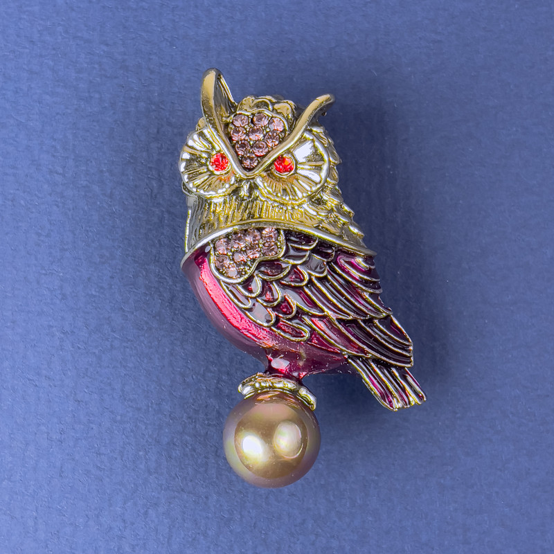 Brooch Owl with pink and red rhinestones and pearl on golden metal 43x21mm