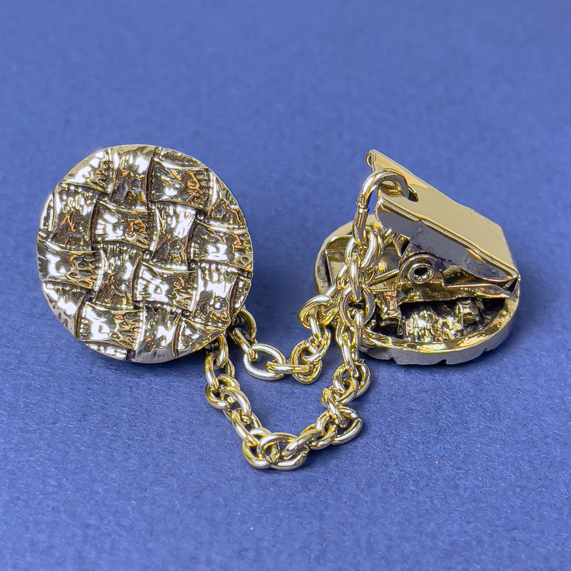 Cardigan Brooch Gold-Tone Metal, Diameter 20mm+/- Chain, Length 9cm+
