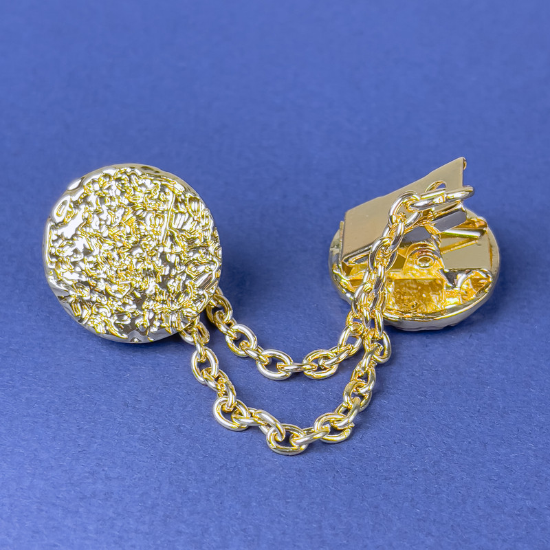 Cardigan Brooch Gold-Tone Metal, Diameter 20mm+/- Chain, Length 9cm+