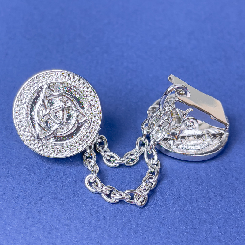 Cardigan Brooch Silver-Tone Metal, diameter 20mm+- chain, length 9cm+