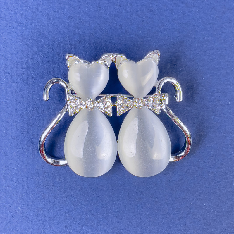 Cats Brooch White Cat's Eye Stone White Rhinestones Silver-Tone Metal, 31x38mm diameter +