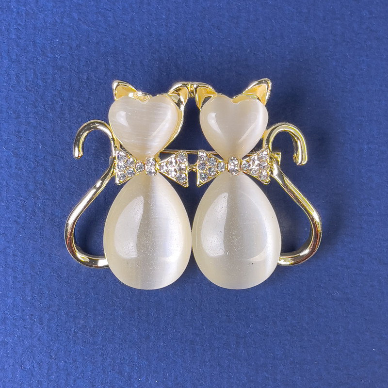 Cats Brooch White Cat's Eye Stone White Rhinestones Gold-Tone Metal, 31x38mm diameter +