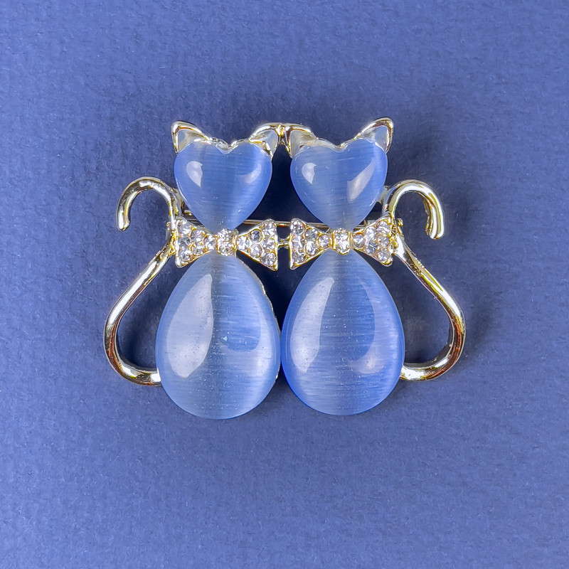 Cat Brooch blue Cat's Eye white rhinestones golden metal, diameter 31x38mm +