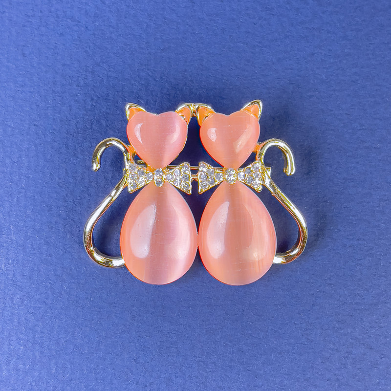 Cat Brooch pink Cat's Eye white rhinestones golden metal, diameter 31x38mm +
