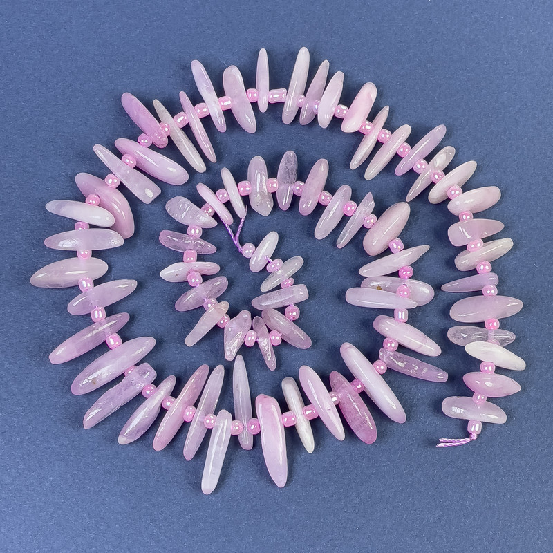 Kunzite Chip Beads, Needle Shape 15-20x2-5mm+/-, with Seed Beads on a Thread, Length 40cm+