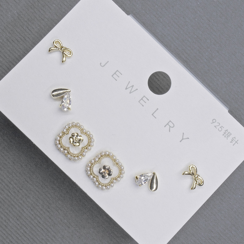 Stud Earrings in Gold Tone Metal with White Crystals – Clover 10mm+