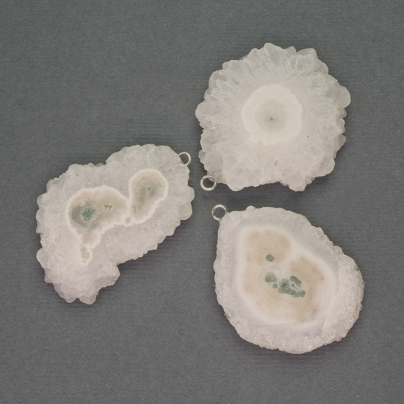 Agate Slice Druze Pendant 29x34mm+-, chain length 37mm+- assorted, silver-toned metal