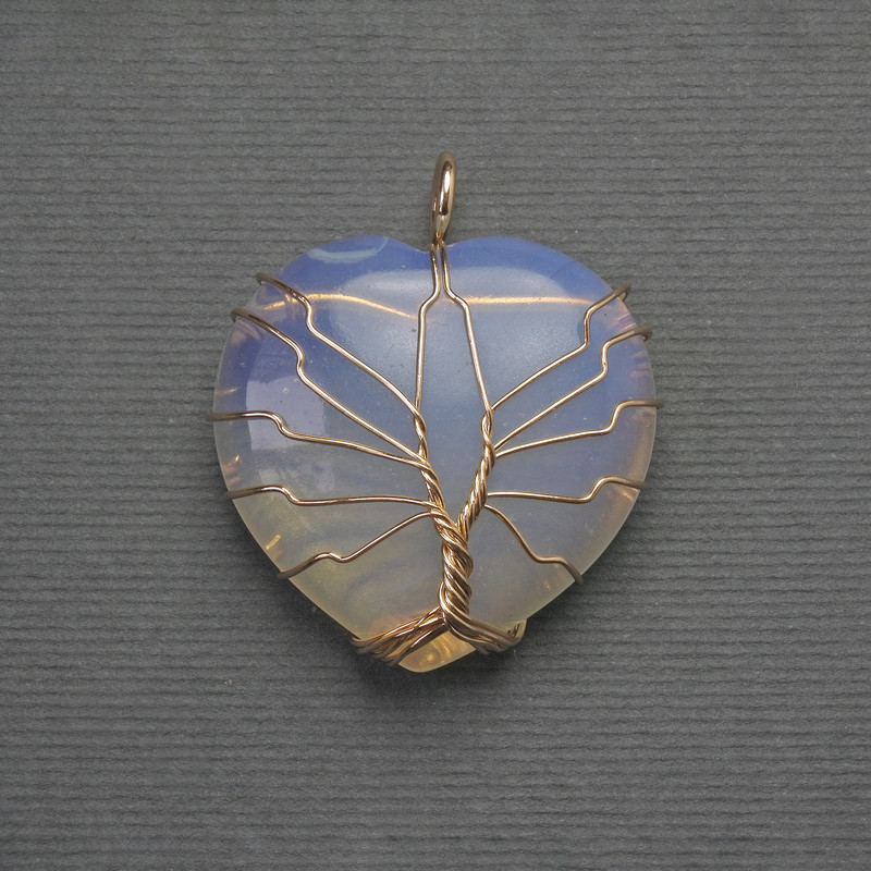 Pendant Heart Moonstone in a golden weave, diameter 30x30mm±, length 37mm±
