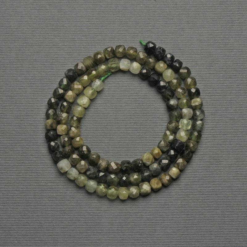 Grossular Garnet Beads Green Garnet, faceted cube, diameter 4mm± on thread, length 39cm+
