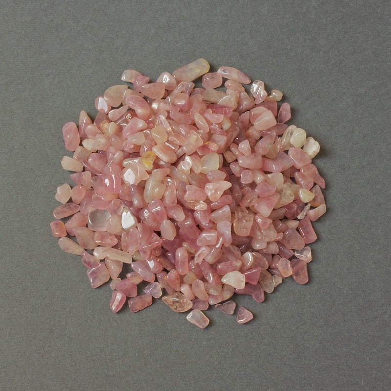 Natural Strawberry Quartz chip without hole 6–12×5–7 mm ± (per 100 g ±)