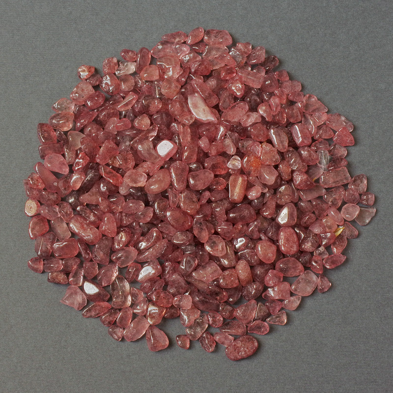 Strawberry Quartz Crystal Chip (Un drilled) 4-13×4-6mm+-, per 100g+