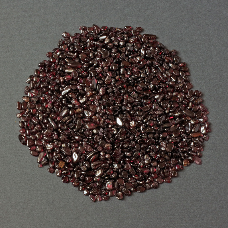 Natural Garnet chip without hole 3-9×3-4mm+- (per 100g+-)