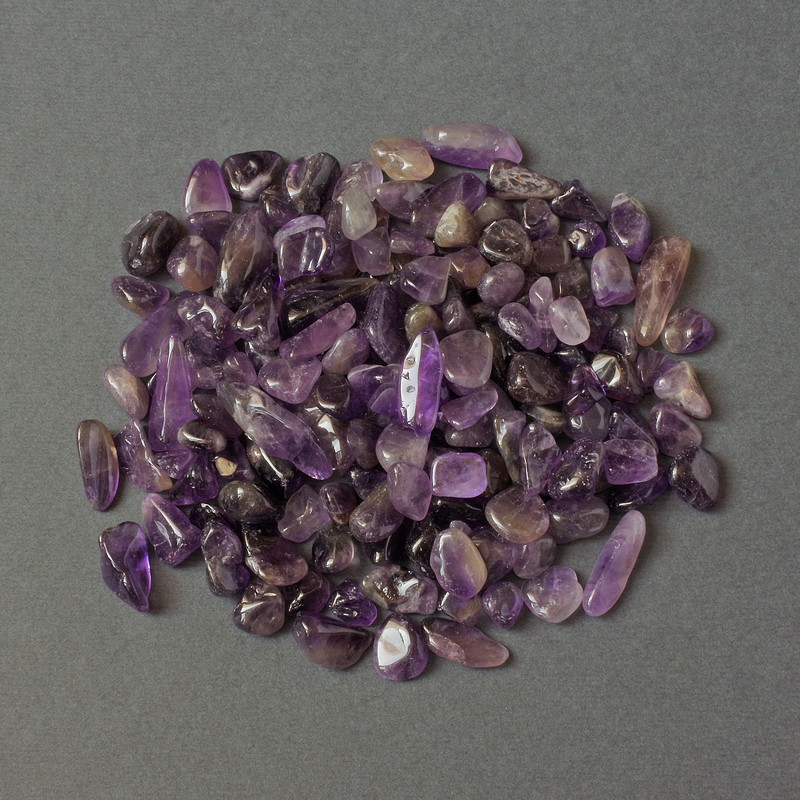 Amethyst tumbled natural chip without hole 7-20×8-10mm+- (per 100g+-)