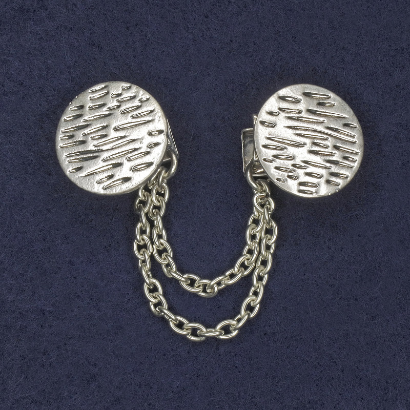 Cardigan Brooch Silver-Tone Metal, Diameter 20mm+/- Chain, Length 9cm+