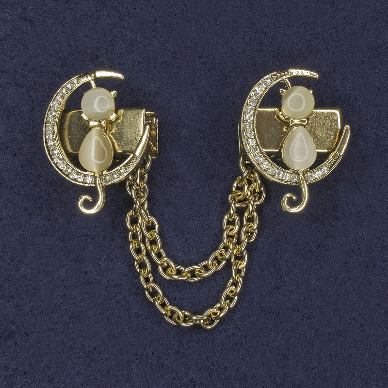 Cardigan Brooch White Cat's Eye, Diameter 20x27mm+/- White Rhinestones Gold-Tone Metal Chain, Length 9cm+