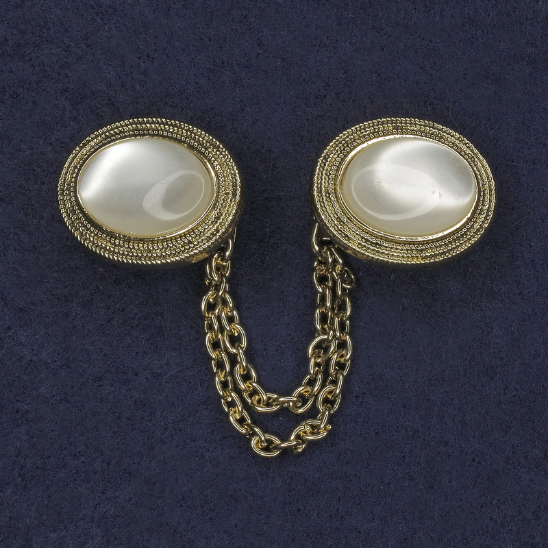Cardigan Brooch White Cat's Eye Oval, Diameter 26x20mm+/- Gold-Tone Metal Chain, Length 9cm+