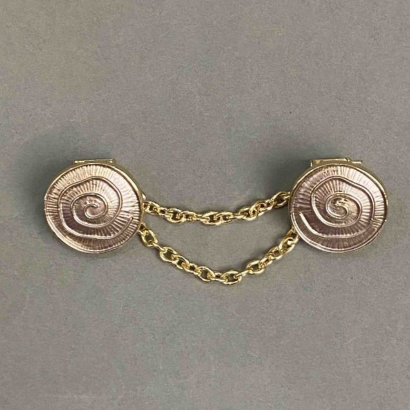 Cardigan Brooch Pink Enamel Gold-Tone Metal, Diameter 20mm+/- Chain, Length 9cm+