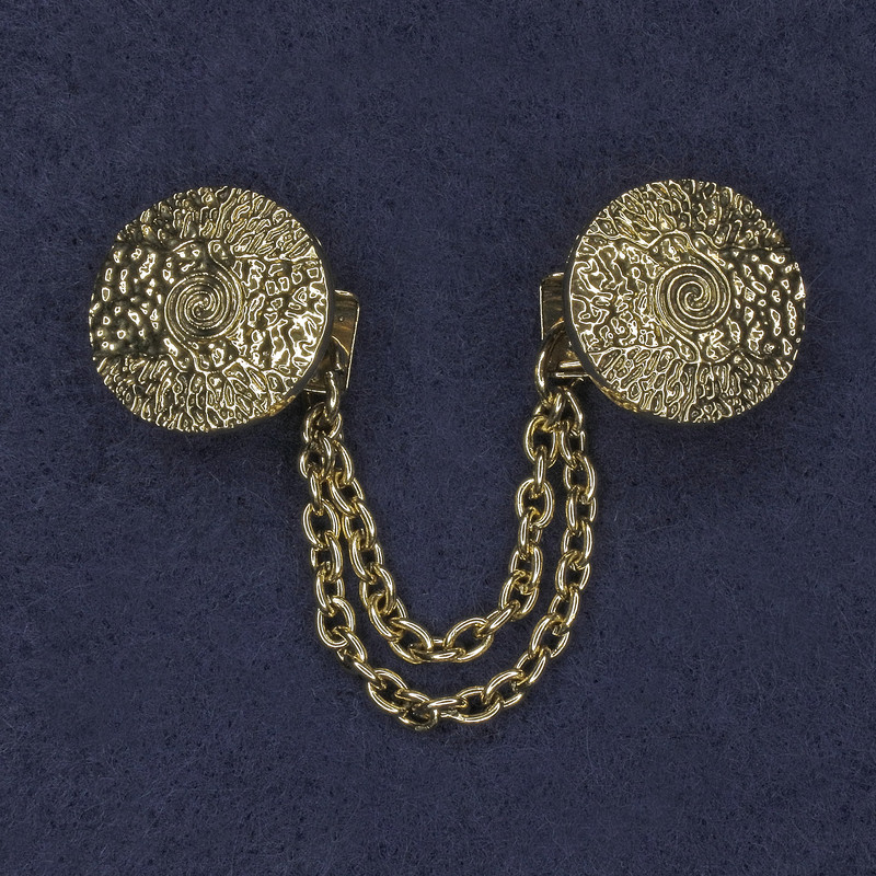 Cardigan Brooch, gold-tone metal, diameter 20mm+/- chain, length 9cm+