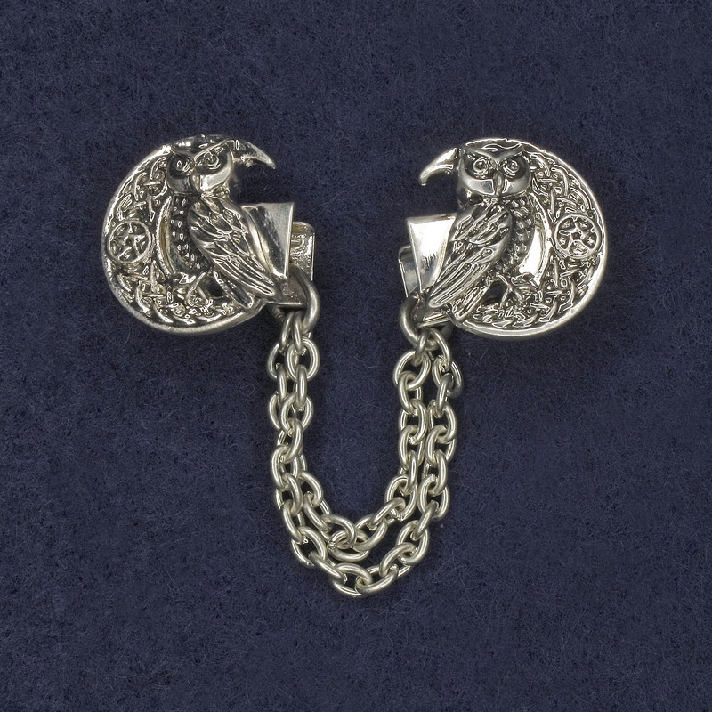 Cardigan Brooch, silver-tone metal, diameter 20mm+/- chain, length 9cm+