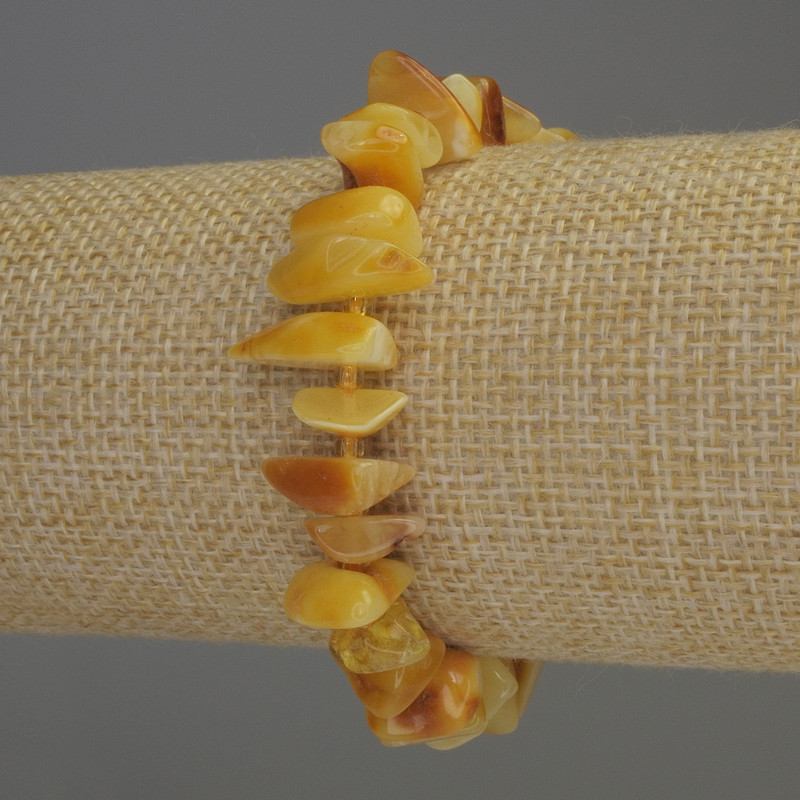 Amber Chip Bracelet 8-13x4-5mm+- with 3mm+- Seed Beads, length 18cm+- stretch