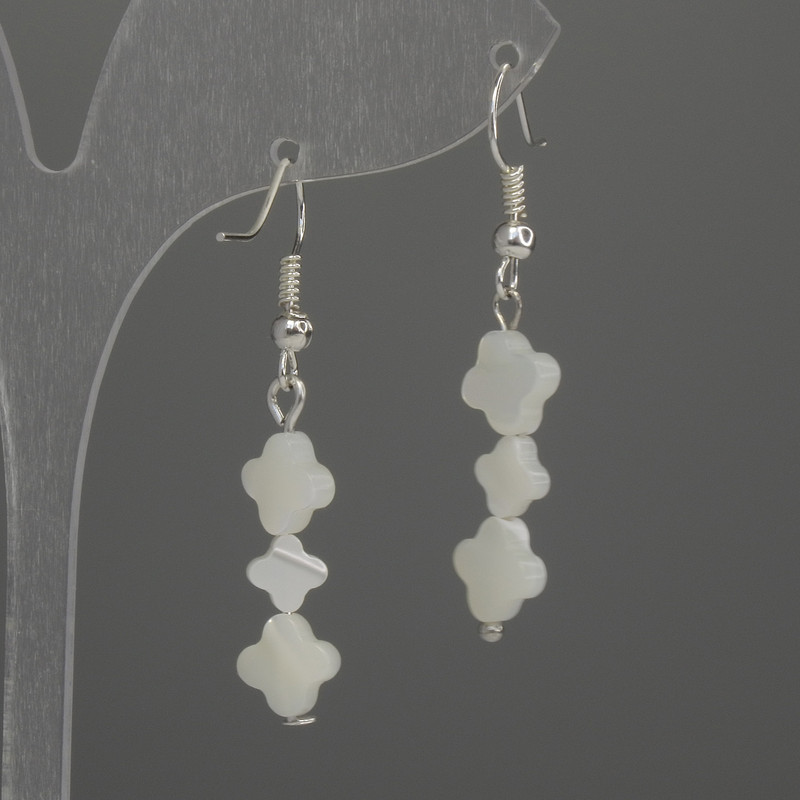 Mother-of-Pearl Clover Earrings 6mm+/-, length 43mm+