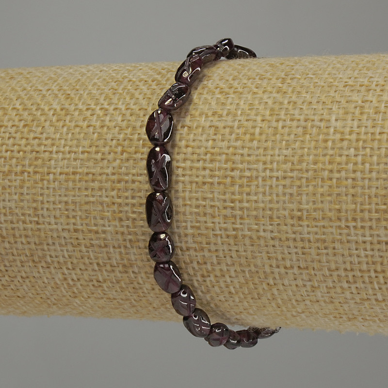 Bracelet Garnet faceted tumbled, diameter 6-8x5mm+/-, length 18cm stretch