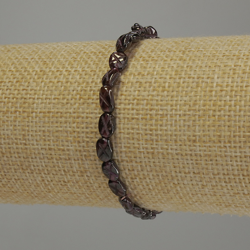 Bracelet Garnet faceted tumbled, diameter 6x5mm+/-, length 18cm stretch