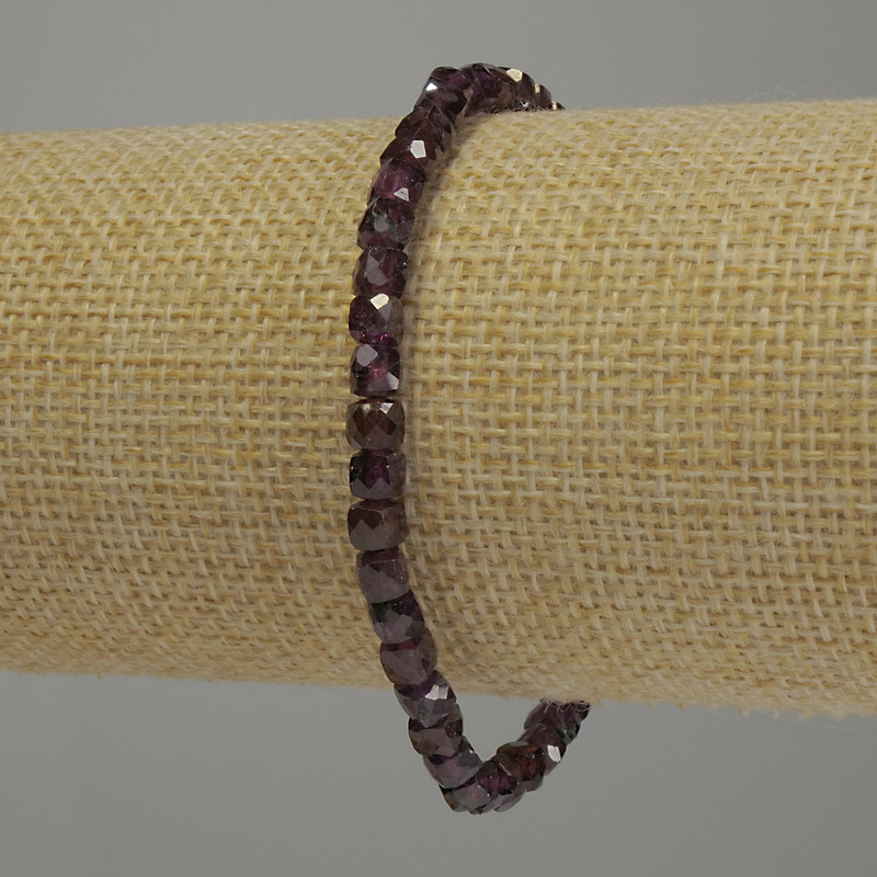 Garnet Faceted Cube Bracelet, diameter 4.5x4mm+-, length 18cm stretch