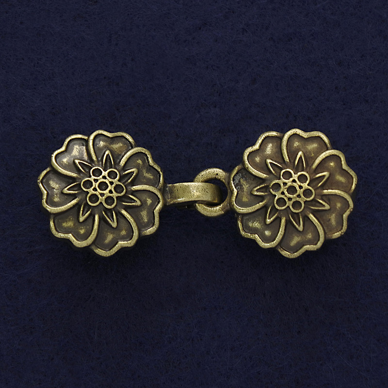 Cardigan Clip Brooch, Bronze Colour, Diameter 21mm +/-, Length 52mm+